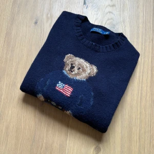 Ralph Lauren Bear Sweatshirt  - Sjukt go tröja från Ralph lauren nu till sommaren. Riktigt varm och skön då det är några procent kamel hår. Perfekt att ha på en sen sommarkväll. Nypris är typ 7500 kr, men mitt pris är 700kr då jag har haft den ett tag men kom gärna med bud!