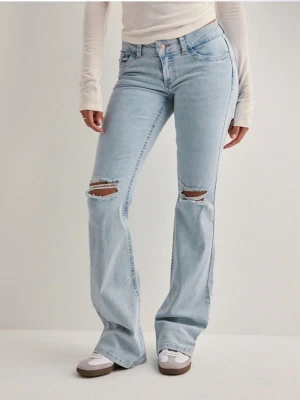 Ljusblå bootcut jeans med slitningar - Snygga ljusblå bootcut jeans med slitna knän och rosa broderad detalj på bakfickan och i sömmarna. Jeansen har klassisk femficksdesign och stängs med knapp och dragkedja. Perfekta för en avslappnad och trendig look.
