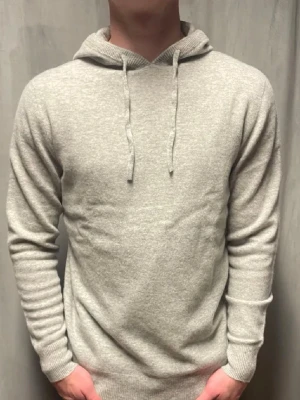 Ljusgrå merinoull hoodie - Säljer denna feta merinoull hoodien i storlek S. Passar perfekt till massor av sköna outfits. Skönt material och bra passform. Skick 8/10. Hör gärna av er om ni har några funderingar!
