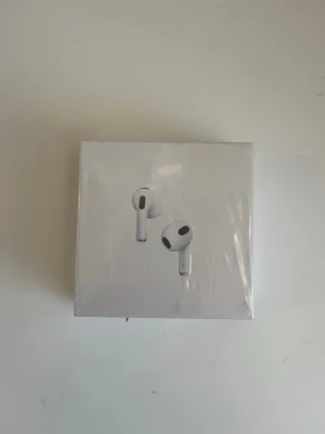 AirPods 3 - Nya oöppnade AirPods 3 med MagSafe charging. 