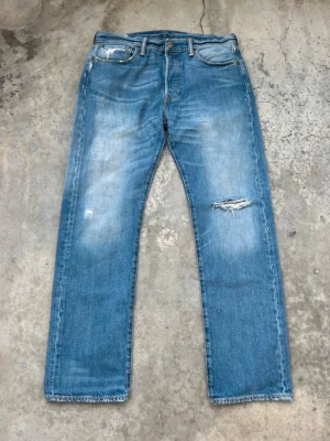 Vintage Levis 501 - Säljer dessa vintage Levis 501 till ett bra pris! Pris går att diskutera vid snabb affär! Mått: Midja - 42 cm, Längd - 101 cm  