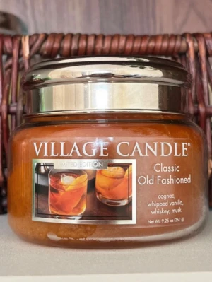 Village candle classic old fashioned  - 262g. Jag skulle beskriva doften som en mintigare version av bubbelgum och kanske någon form av te. Svårt att beskriva, men den luktar gammaldags. Doften är väldigt unik, men tyvärr inte min doft. ❗️Locket har en repa och en buckla. 
