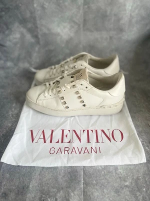 Valentino dam  - Valentino skor | size: 38,5 (passar 39) | skick: 9/10 | og: dustbag | alla nitar kvar | tveka inte på höra av dig! | mvh MD Closet 🫡 