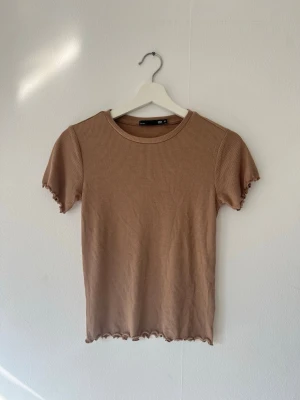 Topp - Brun kortärmad tröja från lager 157