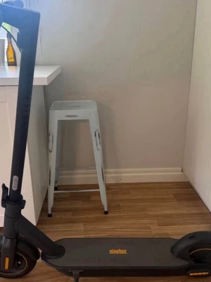 Elsparkcykel Ninebot svart/gul - El scooter i nyskick. Endast körd sommartid i torrt väglag och kortare sträckor. Sparsamt och korrekt laddad. Mycket välskött. Finns ingenting att anmärka på. Räckvidd enligt beskrivning är 65km. El scooter har en maxhastighet på 30km/h och 350Watt. Laddkabel följer med och kvitto finns. Hämtas på Sandgärdet/Haga i Västerås