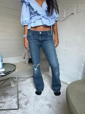 Victoria Beckham  w29 L 35 - Blå jeans med slitningar. W29 L 35 är lite som L 32. 