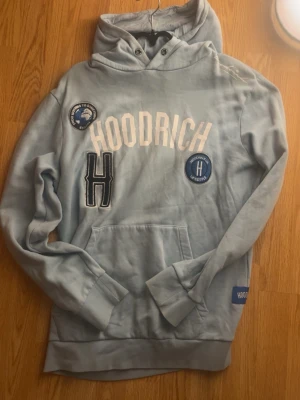 Ljusblå hoodie från Hoodrich - Gör dig redo för hösten redan nu!   Jag säljer nu min hoodrich hoodie med luva (ljusblå).  Anledning? Inte min stil längre.  Skick? Mycket bra, använt några gånger men nu har den mest hängt i garderoben! Inga skavanker eller fläckar. Snöret är dock borta tyvärr.  Pris? 300 kr men priset går självklart att diskuteras med rimlig mängd!  Frågor eller nyfiken? Hör av dig!