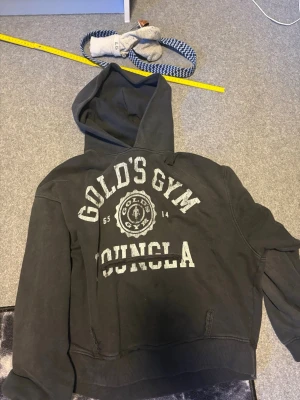 Youngla hoodie - En youngla hoodie i väldigt bra skick säljes då jag bara gymmar i T-shirt! Storlek M