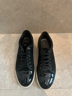 Lanvin cap toe - Säljer ett par lanvin captoe UK 8 Fint skick förutom ett litet märke på ena captoen som man kan se på sista bilden Bara att skriva vid frågor MVH Liam
