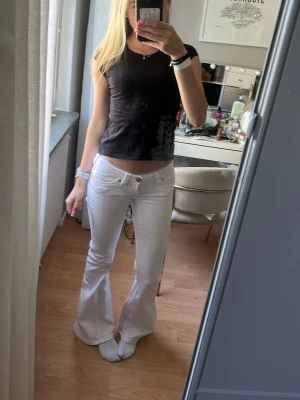 Svart croppad topp med kort ärm - Säljer en svart croppad topp med korta ärmar och rund hals. Toppen har en enkel och stilren design som passar perfekt till jeans eller kjol. Materialet ser ut att vara mjukt och stretchigt, vilket gör den bekväm att bära.