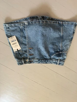 Blå jeanskjol med dragkedja - Blå jeanskjol med inbygga shorts 