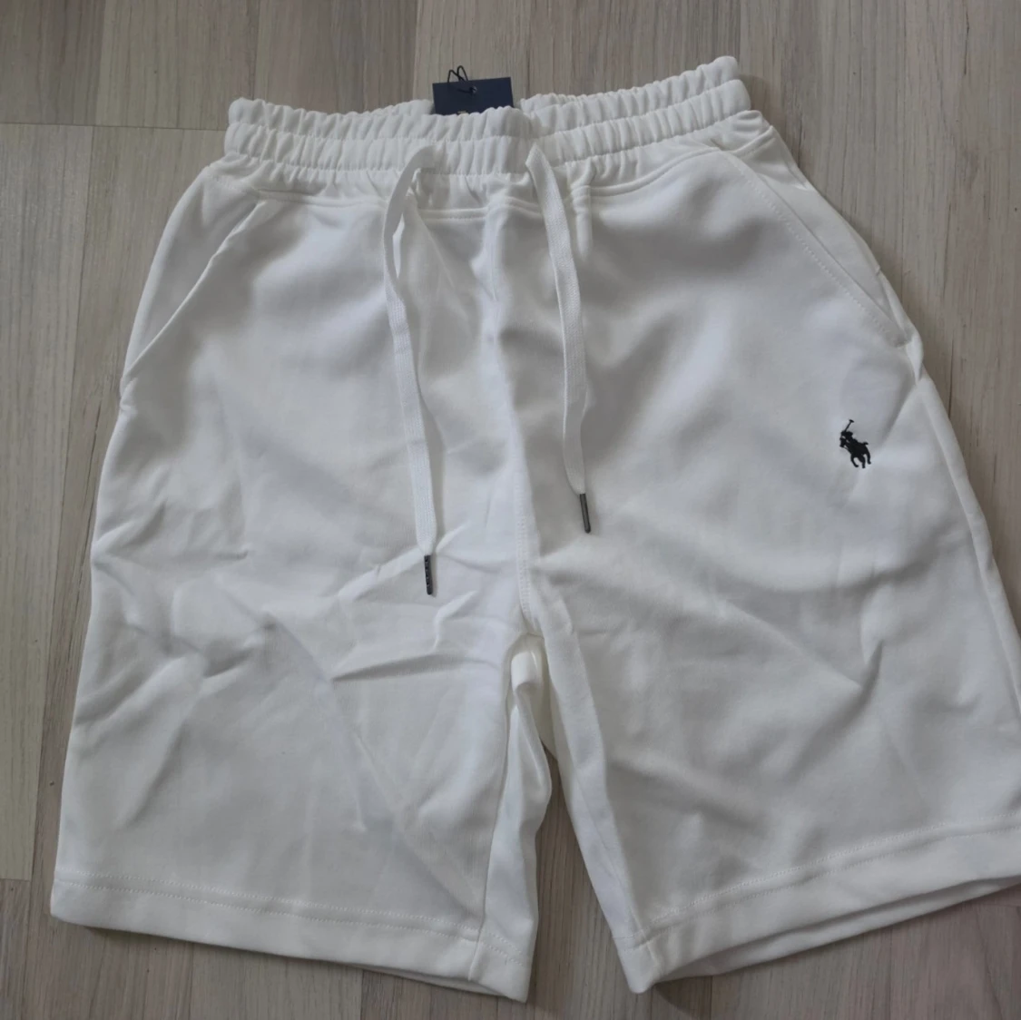 Vita shorts med snörning
