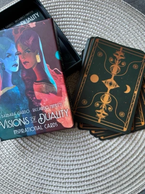 Visions of duality oracle  - I nyskick , aldrig använt bara tittat på korten , finns på fler ställen då jag vill sälja det så fort som möjligt! Nypris i affär: 194kr säljes för : 95kr Vid frågor tveka inte på att skriva ❤️