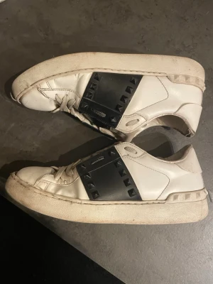 Valentino skor - Svarta valentino skor, ganska slitna men äkta finns kvitto osv kan skicka närmare bilder på kvitto ! 