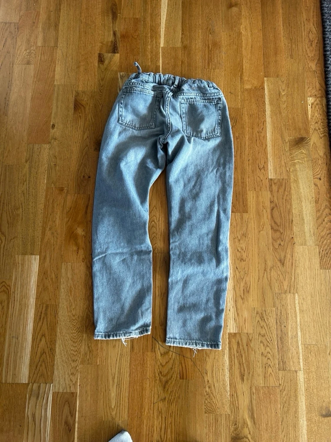 Ljusblå raka jeans med rå kant - 1