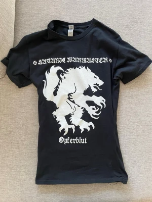 Satanic warmaster - Insydd satanic warmaster tröja, orgianltyget är på insidan så går att sprätta upp för att få tillbaka original rak passform. Nyskick original merch 