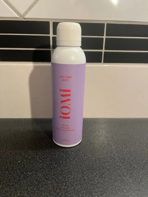 IOMI Volume Mist - Lila sprayflaska från IOMI, skapad av frisören Adam Lukacs.  Volume Mist ger glans, volym och värmeskydd till håret. Flaskan rymmer 150 ml. Finns ca 75 % av flaskan kvar. Nypris: 279 kr. 