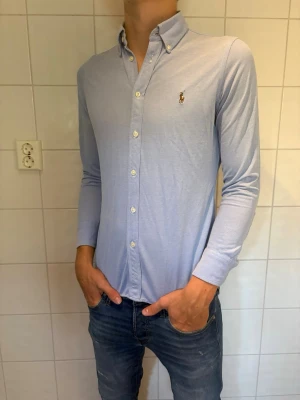 Ralph lauren skjorta - Säljer nu en knit Oxford skjorta från Ralph Lauren. Mycket fint skick. Storleken är L men sitter som en S-M.Jag på bilden är 185cm lång. Hör av er vid frågor eller funderingar!🙌