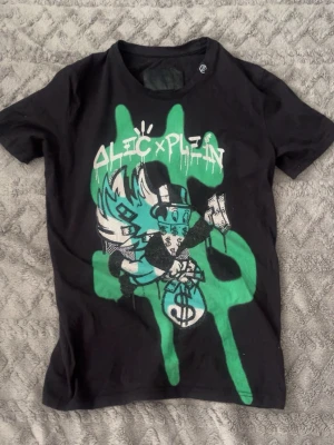 Philip plein tshirt - Sjukt snygg tröja från Philip plein i mycket bra skick förutom att några diamanter har ramlat av..