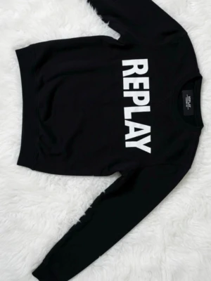 Svart sweatshirt från Replay - Cool svart sweatshirt från Replay med stor vit logga framtill. Tröjan har rund halsringning och långa ärmar. Perfekt för en avslappnad och trendig look. Tillverkad i mjuk bomullsblandning för extra komfort.