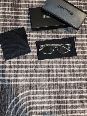Chrome hearts glasögon (anti blue light) - Snygga solglasögon med transparent, fyrkantig båge och mörka glas. Kommer med svart fodral och putsduk. Perfekta för dig som vill ha en clean och modern stil.