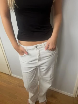 Vita löst sittande jeans🤩 - Vita löst sittande jeans🤩 Dessa jeans har låg midja för mig. Jag har bara använt dem en gång☺️💗