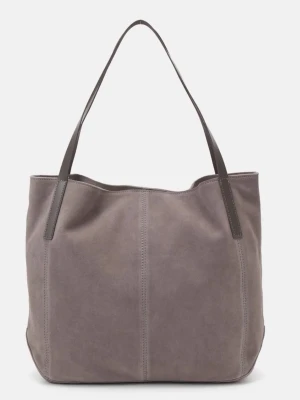 Grå shoppingväska i grå - Stilren shoppingväska i grå mocka med mjuk struktur och långa, smala axelband i mörkare läder. Väskan har en rymlig insida med innerficka och stängs med magnetknapp. Perfekt för dig som vill ha en enkel men snygg väska till vardagen.