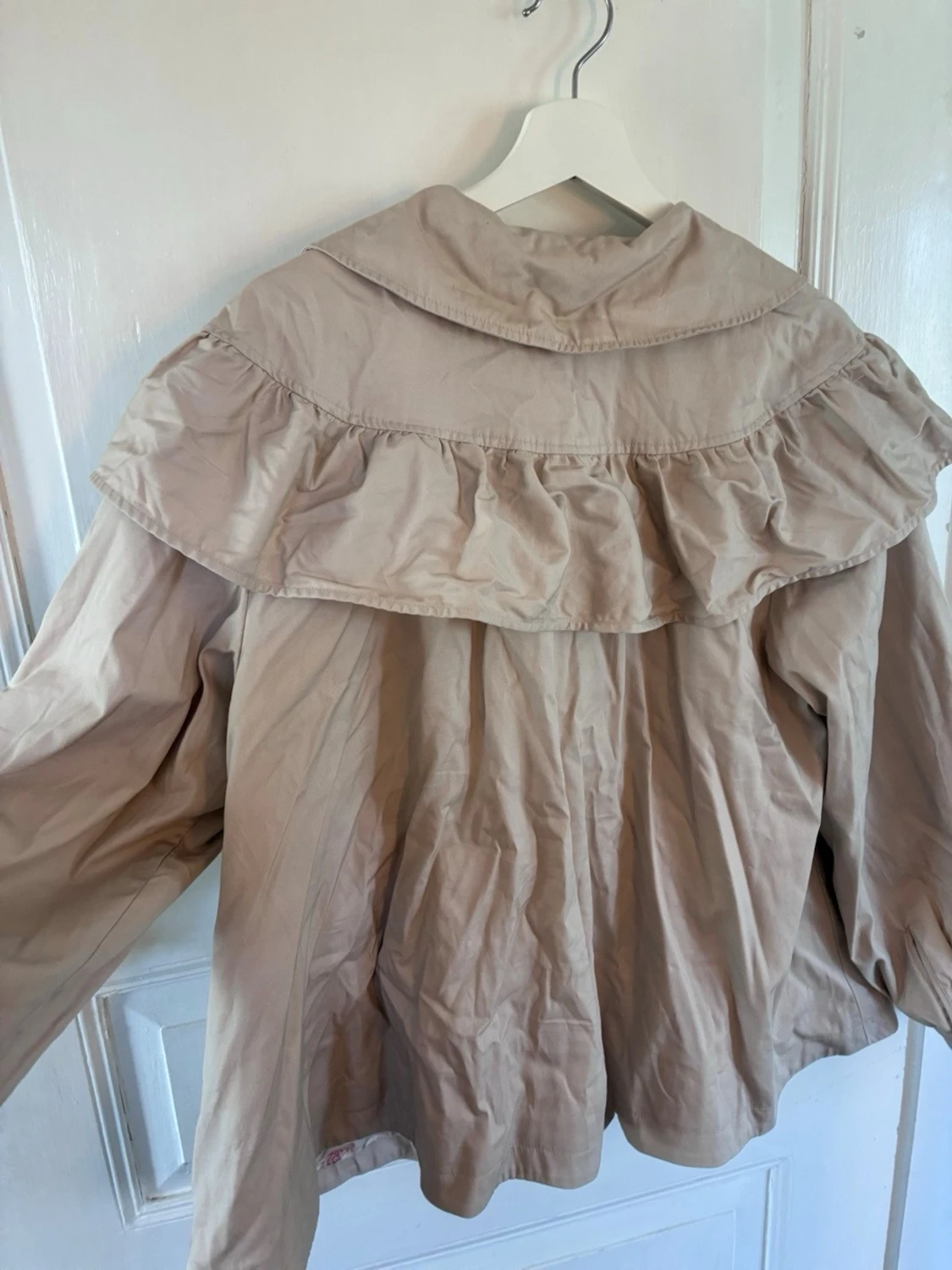 Beige kappa med volang från Newbie - 5