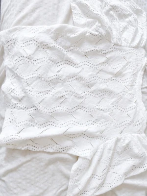 Vit blus med broderi - Säljer en vit blus i luftig bomull med vågformat broderat hålmönster. Blusen har en avslappnad passform och vida ärmar. Perfekt till jeans eller kjol för en fräsch look för både vår höst och sommar. Passar både XS och S