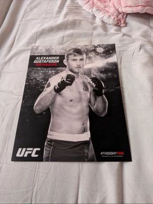 UFC affisch Alexander Gustafsson - Säljer en svartvit UFC-affisch med Alexander Gustafsson, även kallad 'The Mauler'. Affischen har en cool design med Gustafsson i fightingpose och texten #THISISMYTIME. Perfekt för dig som gillar MMA och samlar på sportmemorabilia.