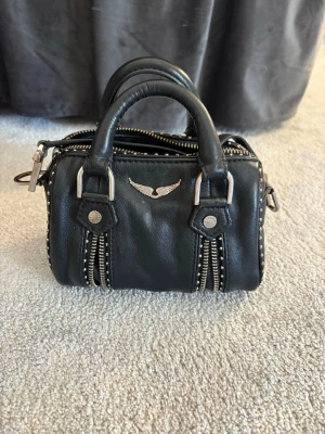 Zadig&voltaire väska  - Säljer min fina fina Zadig väska som jag tyvärr har tröttnat på. Köpte för 3500kr men säljer för 2500kr (pris kan diskuteras) 💕