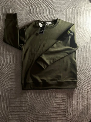 Stone Island tröja - Tjena säljer en mörk grön tröja me stone Island märke på vänstra sleeven. Snygg tröja som funkar till sena sommar kvällar och vinter, alltså året runt. Inga defekter, påse ingår i köpet 👍