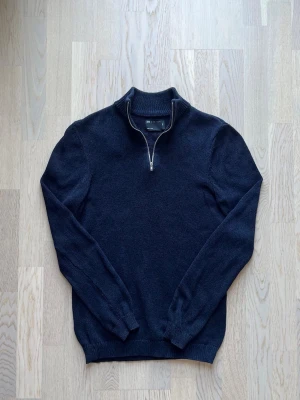 ASOS Design halfzip - mörkblå, 2XS - STORLEK 2XS. UNISEX. Mycket bra skick. Inga tydliga tecken på användning. Halfzip-tröja från ASOS Design, storlek 2XS, mörkblå Melerad, mörkblå halfzip med ribbad halvpolokrage. Ribbade muddar nedtill och vid ärmsluten Bröstvidd: 40 cm Längd: 65 cm Bomull, 1% polyamid Inga defekter