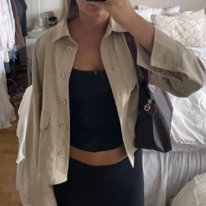 Kort kappa / trenchcoat  - Fin kort trenchcoat som köptes här på plick för ca 3 år sen. Använd 1 gång då den va för stor på mig💖 Den va oanvänd när jag köpte den. 2 första bilderna är lånad från tidigare säljare. skriv för fler bilder🫶🏼🫶🏼