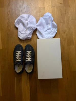Maison Margiela gats - navy - Säljer ett par Maison Margiela gats i navy, storlek 43. Skorna är i mycket bra skick, priset kan diskuteras. Hör av dig om du har fler frågor eller funderingar😁 /Filip