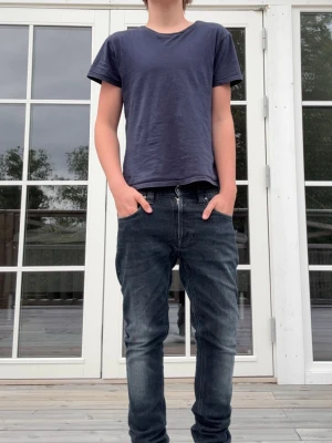 Svarta nudie jeans - Säljer tt par svarta jeans från nudie st w32 l32 men passar som w30 l32 priset är inte fast kom dm vid fundering /Williams store