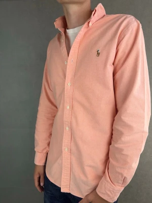 Ralph Lauren skjorta - Ralph Lauren Skjorta Märke: Polo Ralph Lauren Storlek: M Passform: Slimfit Färg: Rosa Skick: Mycket bra Beskrivning: utan defekter. Modellen på bilden: 183 cm / 74 kg
