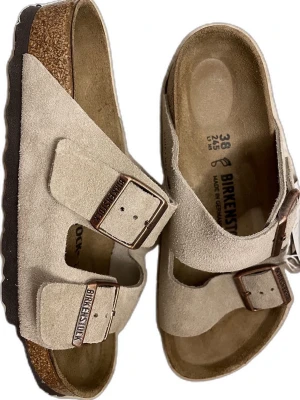 Beige Birkenstock sandaler mocka - Snygga beige sandaler från Birkenstock helt nya! Man får med box. Kostar 1500 nypris 