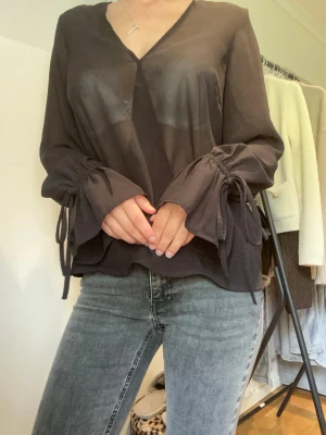 NA-KD blus -36 - ✨Blus ✨  📏 Storlek: 36 🏷️ Märke: NA-KD ⭐ Skick: Mycket fint skick  💌 Hör gärna av dig om du har frågor eller vill se fler bilder! Jag skickar snabbt och packar noggrant. 🌸