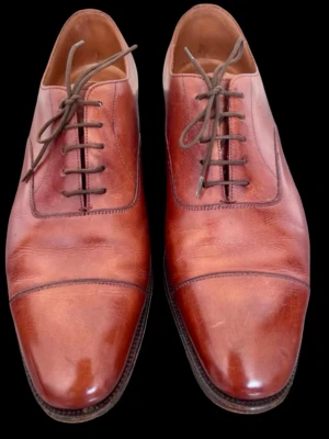 Edward Green - Snygga bruna Oxfords ifrån Edward Green i mycket bra skick. I storlek 9UK (43). Lite smala i storleken, väldigt lika Crocket & Jones Hallam och Loake Aldwych i passform om du har erfarenhet av någon av dessa. Nypriset är numera ca 15k efter ändrat valutaomslag och brittiska brexit.. Passa på och fynda! 