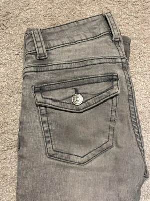 Grå jeans från Gina  - Säljer ett par grå jeans från Gina i st 34 (xs). De är lite slitna (se bild 6) men inget man tänker på. Skriv om du har några frågor 🩷
