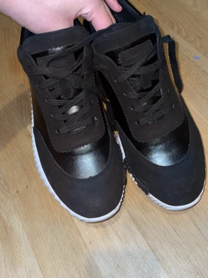 H skor - H skor använda 1 gång passar till casual outfits och kostym riktigt sköna
