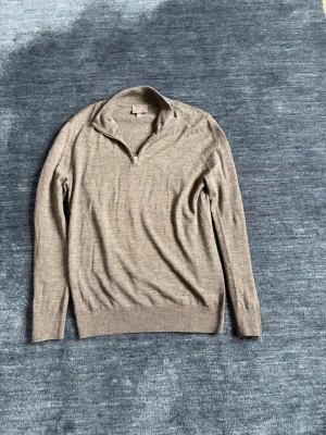 Grå Halfzip  - Snygg grå stickad tröja med halv dragkedja från H&M. Perfekt för lager på lager och enkel att matcha med olika outfits. Storlek S. Nypris 700kr