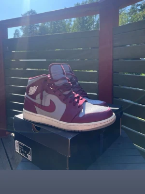 Air Jordan 1 Mid Cherrywood Red - Säljer ett par Air Jordan 1 Mid Cherrywood Red i storlek 44 (US 10).  * 100% äkta * Storlek 44 * Mycket bra skick * Bekväma och stilrena sneakers som passar till det mesta * Skick enligt bilder * Skokartong medföljer ej  Skriv gärna om du har frågor eller vill ha fler bilder. 