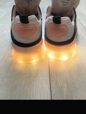 Barn sneakers som blinkar - Coola Tjej sneakers med blink lampfunktion, dem blinkar/lyser när man går,  St 29