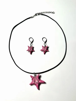 Set med rosa stjärnhalsband och örhängen - Handgjort matchande set med halsband och örhängen med rosa stjärnformade hängen av lera. 