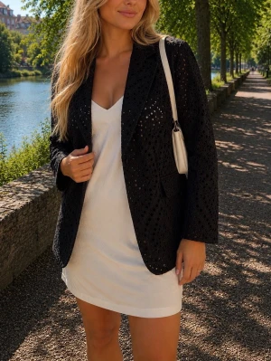 Svart broderie anglaise kavaj  - Trendig svart kavaj med broderie anglaise. Perfekt för att lyfta en enkel outfit! Materialet är lätt och luftigt, superskön att bära under varmare dagar 🖤