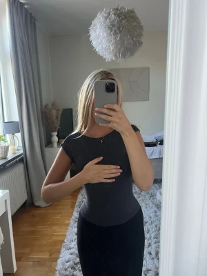 Mörk grå  topp med öppen rygg - Snygg soft touch topp med öppen rygg, storlek xs från Gina Tricot.