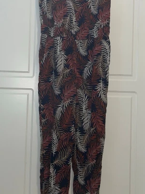 Jumpsuit S - Ihana värikäs kevyttä kangasta oleva jumpsuit. Pitkät lahkeet ja ns toppimallinen yläosa. Nappi niskassa, tämä joskus uusittu alkuperäisten katketessa. Koko S. Kaikai n 42cm, olkalahje n 152cm, haaralahje n 70cm, olkavyötärö n 56cm. Eläintalous MMM Katsothan myös muut ilmoitukseni Tarjoa 