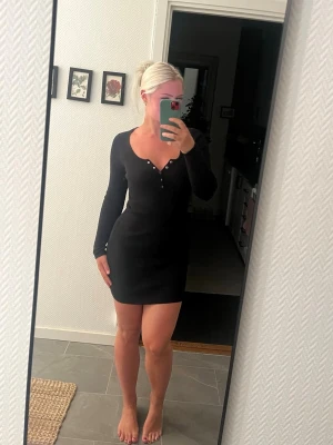 Svart kort klänning - Svart klänning med knappar, storlek m men mycket stretch. Knappt använd 